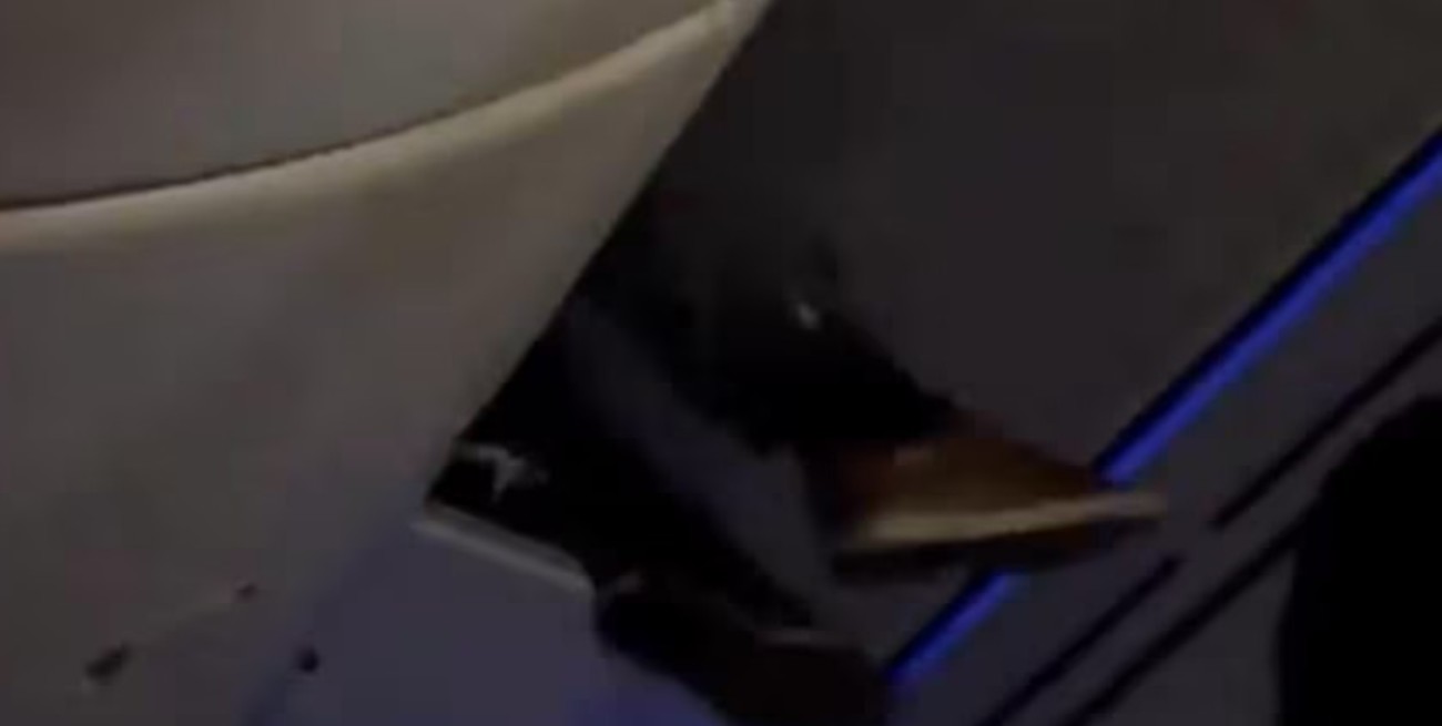 Atrapado en el portaequipajes: así rescataron a un pasajero en un vuelo de Air Europa