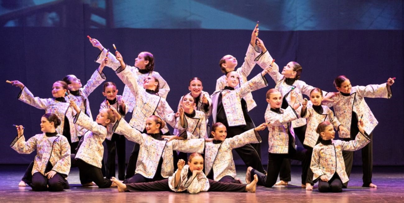 Trobada Escuela de Danzas presenta la obra "Se dice de ellas..."