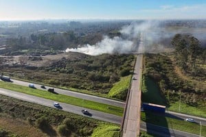 Además del riesgo ambiental, que de por sí es mucho, la presencia de humo sobre la autopista disminuye la visibilidad y se torna peligroso transitar. Foto: Fernando Nicola