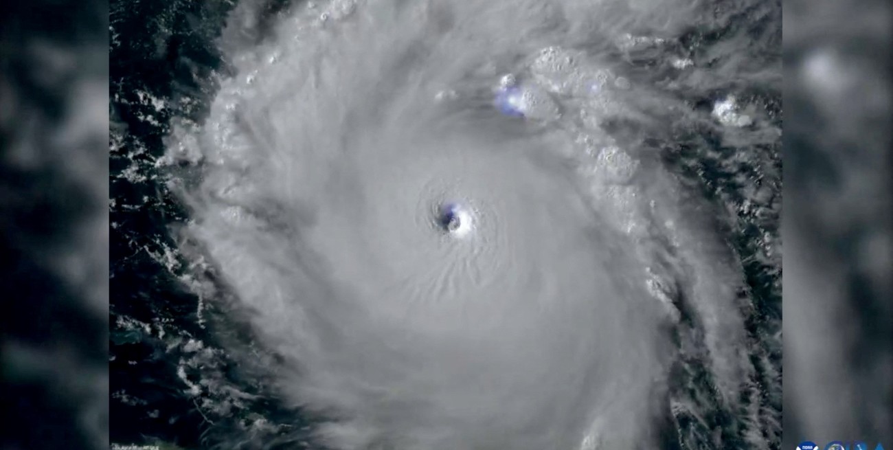 El huracán Beryl alcanzó el nivel 5 y atraviesa el Caribe provocando un muerto