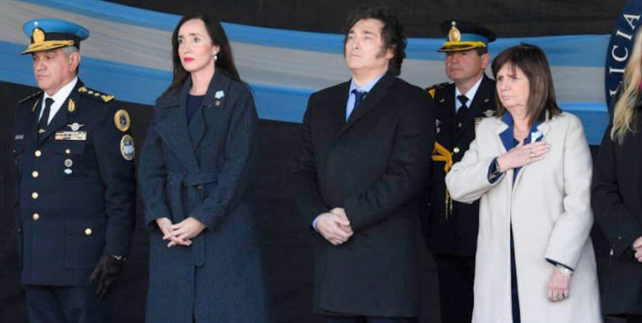 Escoltado por Villarruel y Bullrich, Milei encabezó un homenaje a los policías caídos
