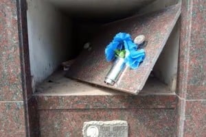 Los presentes se llevaron una gran sorpresa al abrir el nicho y encontrarlo vacío. Foto: Sur24