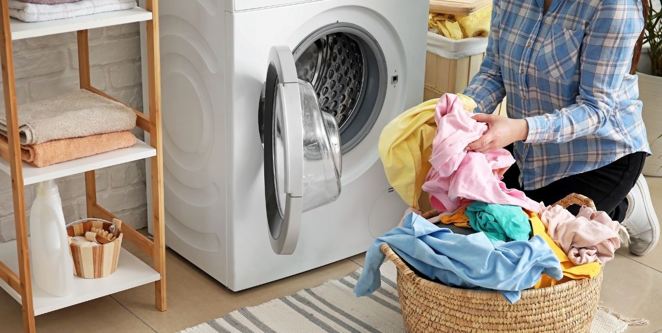 Revitaliza tu ropa durante el lavado usando ingredientes caseros
