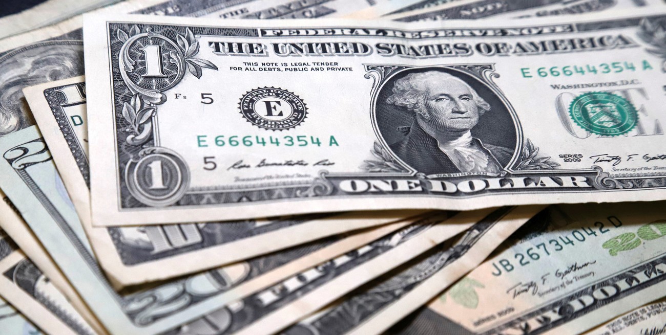 Leve baja del dólar blue en el inicio de la semana: a cuánto cerró este lunes