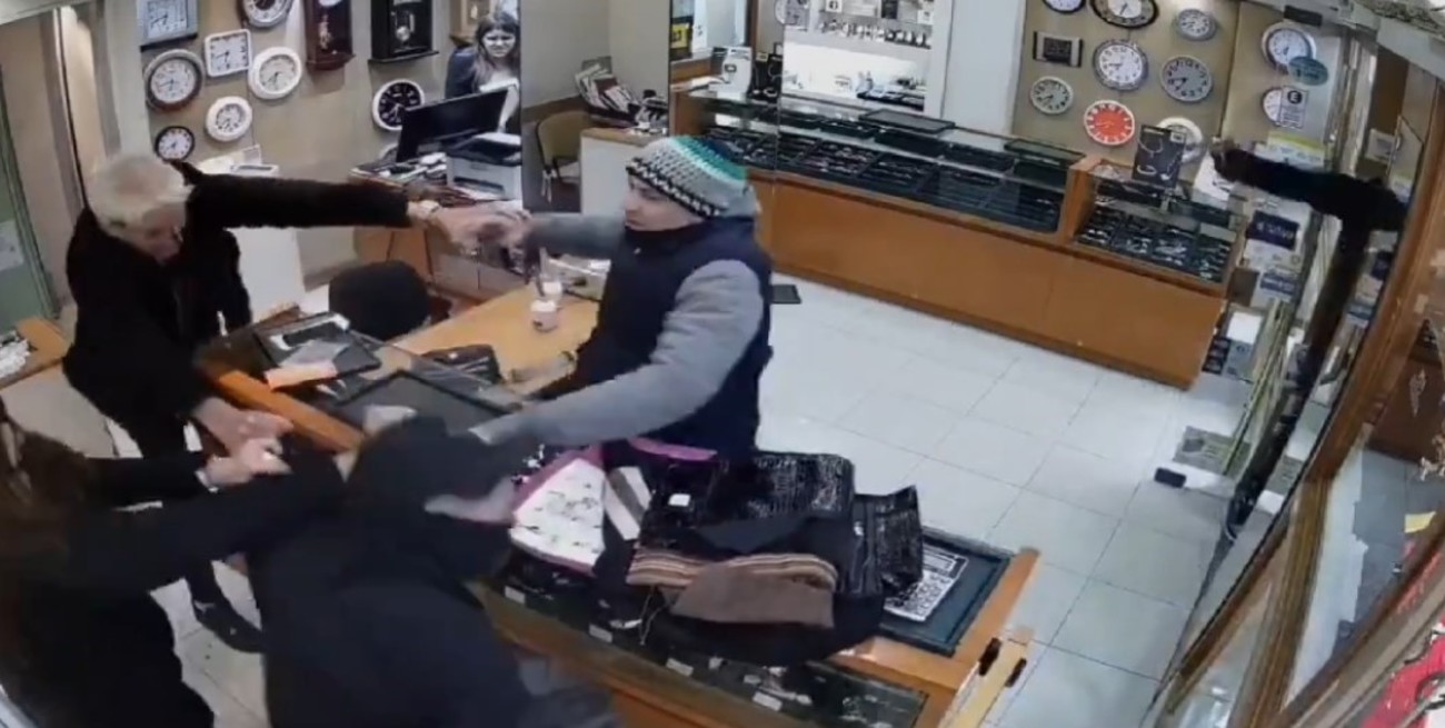 Video: tres personas armadas robaron una joyería en el microcentro de Rosario
