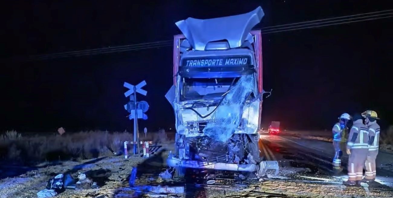 Un choque entre dos camiones en Ruta Nacional 7 deja dos personas heridas de gravedad