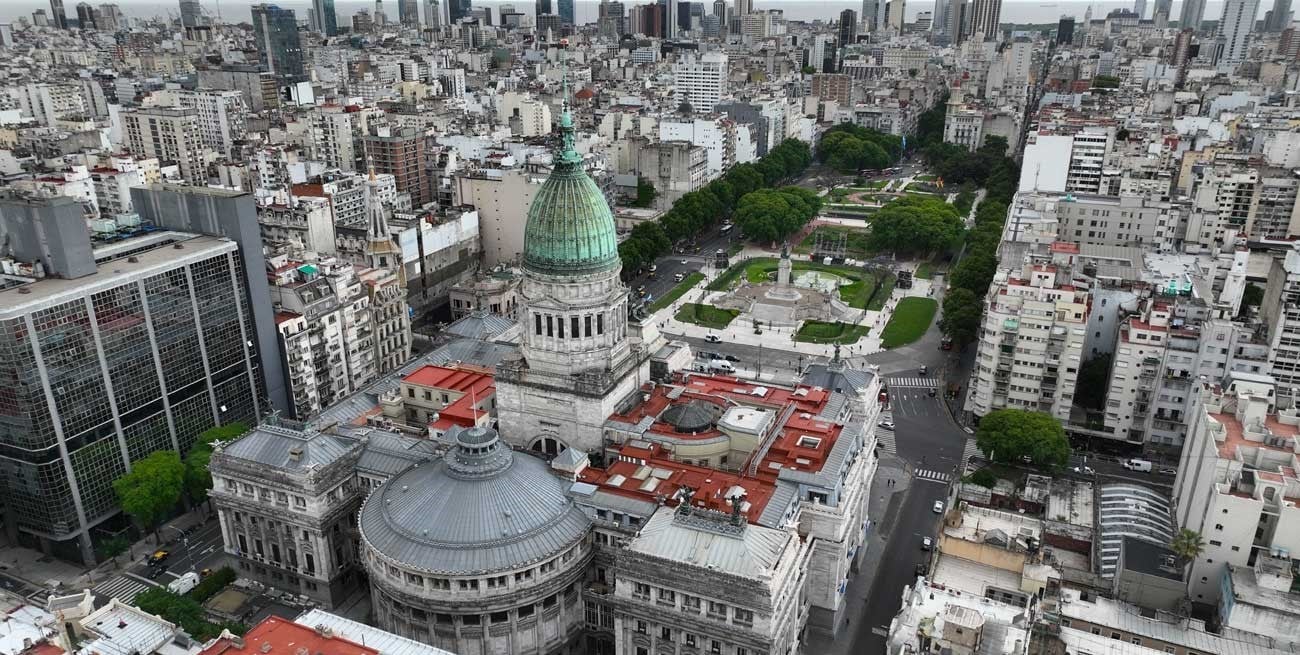 La deuda argentina aumentó 3,9% en pesos y bajó 2,9 mil millones en dólares