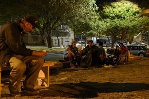 Cada día del año los voluntarios de Actitud Solidaria recorren las calles para asistir a quienes menos tienen. Foto: Manuel Fabatía / Archivo