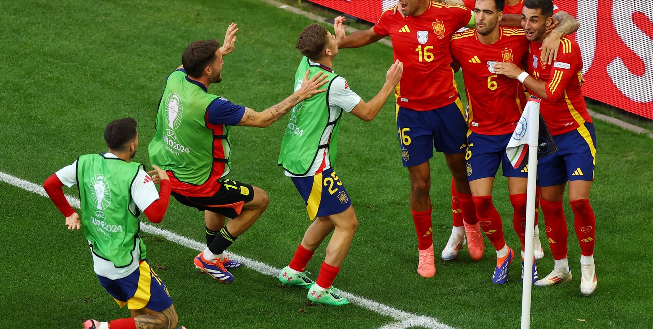 En un duelo de candidatos, España eliminó a Alemania de la Eurocopa con un gol al último minuto