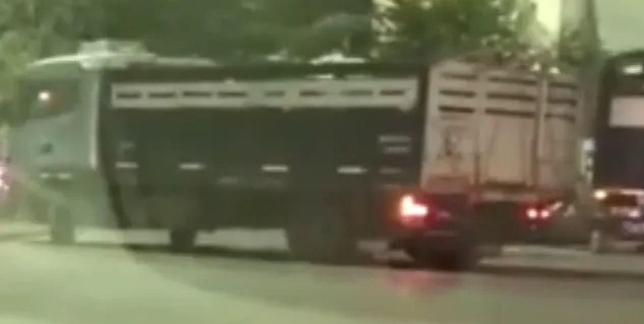 Un camión quedó atravesado y generó un caos de tránsito en el ingreso a Santa Fe por bulevar