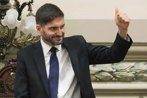 Gobernador santafesino Maximiliano Pullaro. En el tablero del actual panorama político provincial él juega con las blancas. La partida ha comenzado. No hay muchos que quieran jugar con las negras. 