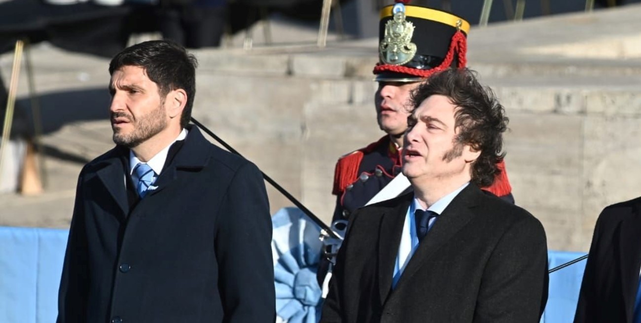 Pullaro firma el Pacto de Mayo como apoyo al diálogo, pero también a la agenda que él impulsa