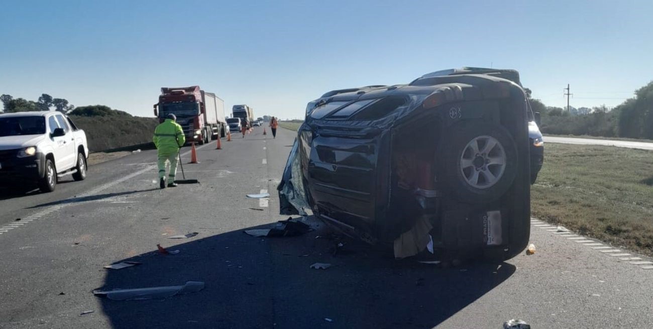 Un auto con ciudadanos paraguayos volcó en la Autopista Santa Fe - Rosario