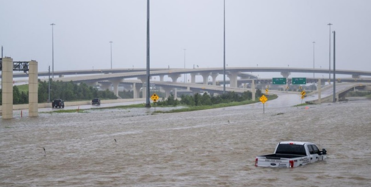 Dos muertos, gran apagón y vuelos cancelados en Texas por el huracán Beryl