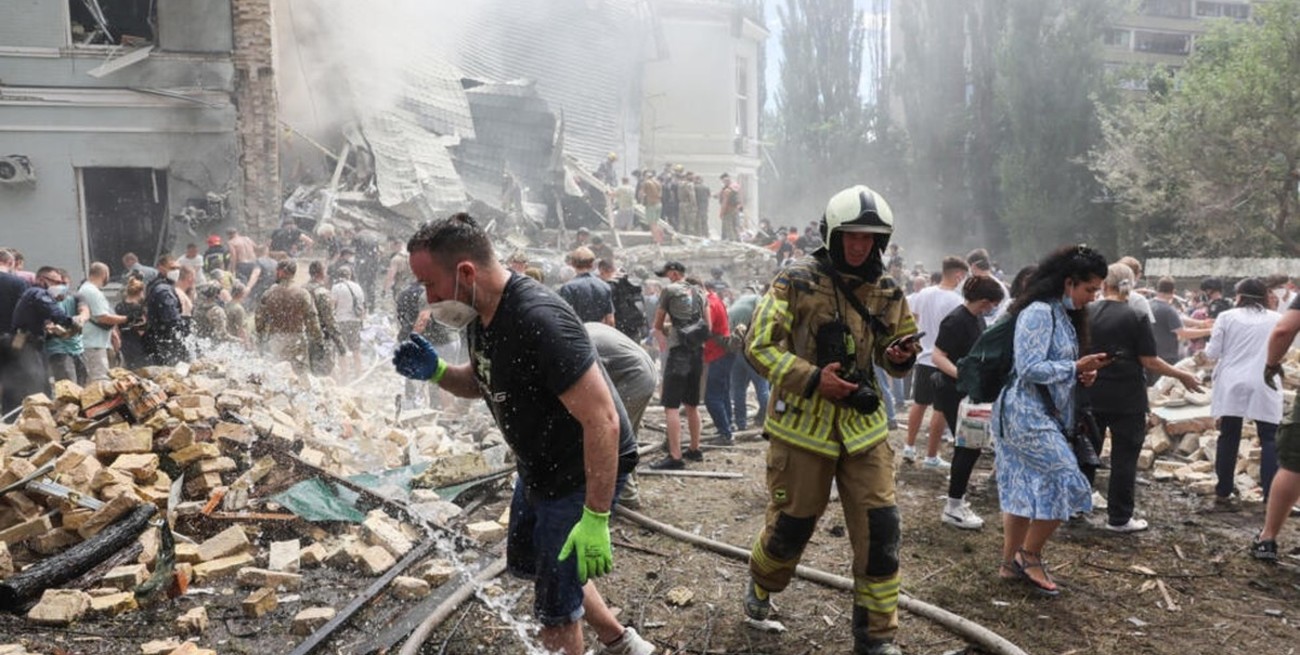 Bombardeos rusos causan 36 muertes en Ucrania y daños de gravedad en hospital de niños de Kiev