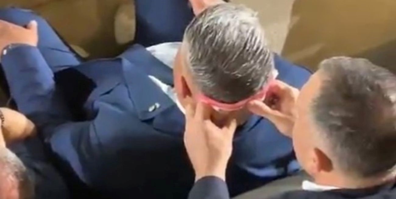 Video viral: un acompañante le secó la transpiración a Chiqui Tapia durante el partido de Argentina