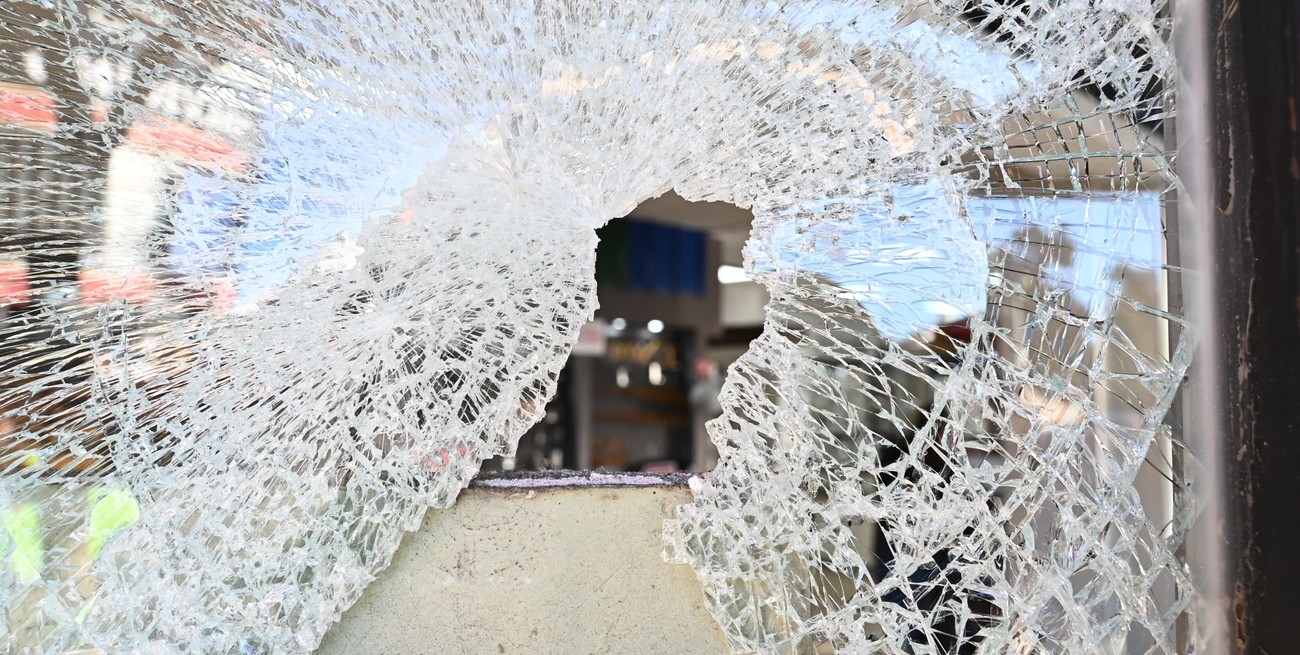 Robo y destrozos en un comercio de venta de materiales en la ciudad de Santa Fe