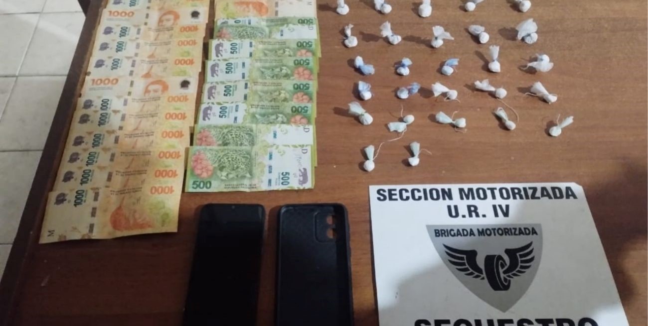 Secuestro de estupefacientes, dinero, una moto y celulares