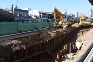 “Se están colocando los tramos de menor extensión. Ya se colocaron tres tramos de 14 metros y un manguito en la cámara”, comentó Germán Nessier, vocero de Aguas Santafesinas (Assa). Foto: Mauricio Garín