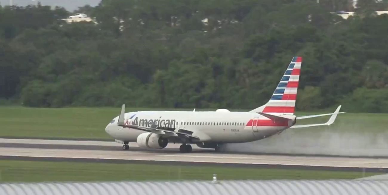 A un avión de American Airlines le estallaron los neumáticos y se prendieron fuego en plena pista