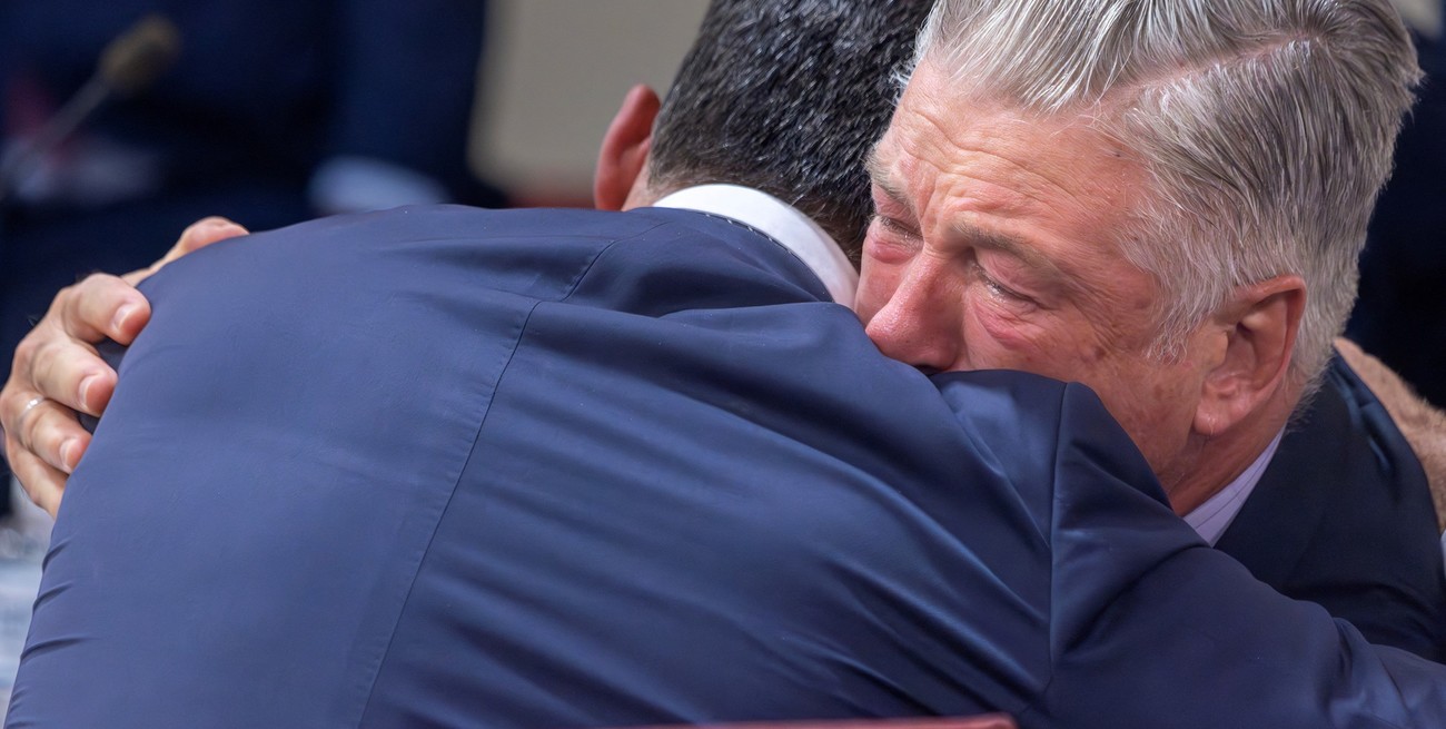 Sorpresa en Hollywood: la justicia desestimó el caso contra Alec Baldwin por homicidio involuntario