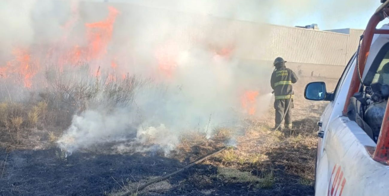 Incendio de magnitud detrás de un supermercado en la zona norte de Santa Fe 