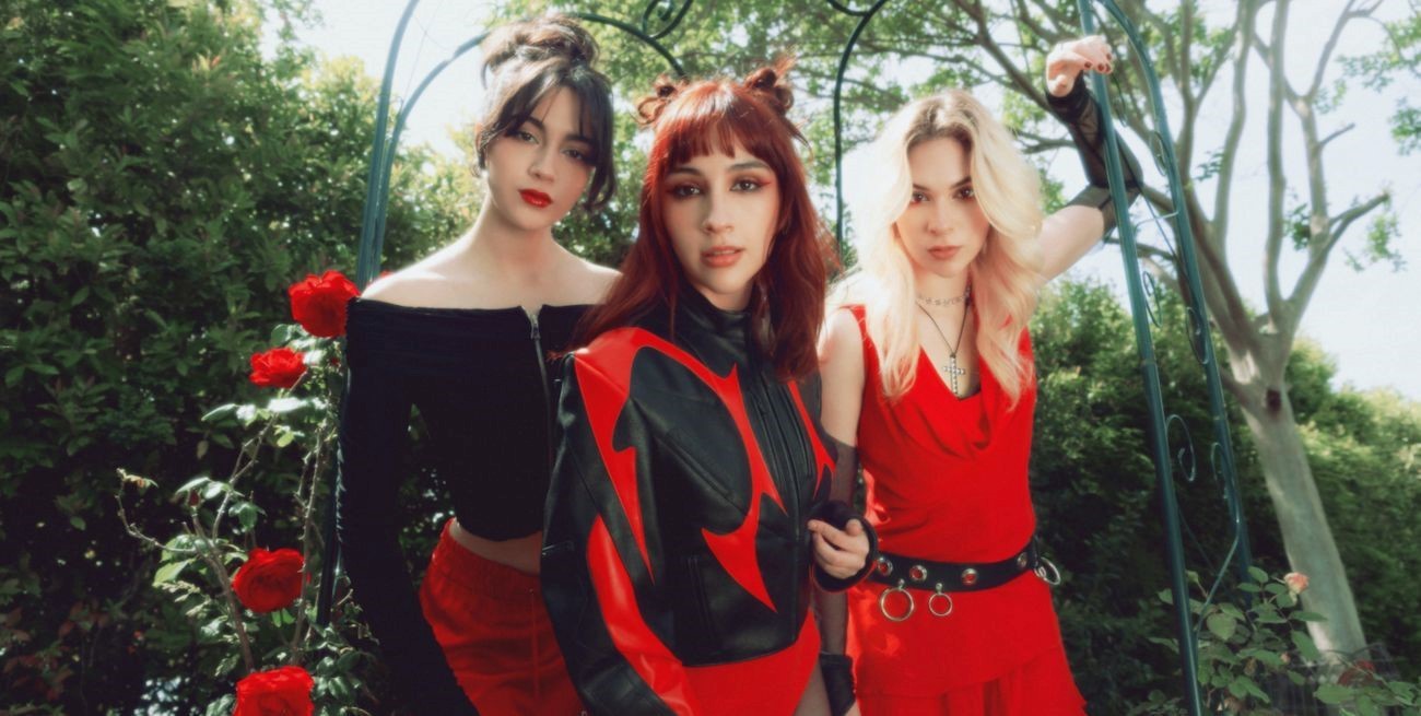 "Keep Me Fed”: The Warning levanta la vara