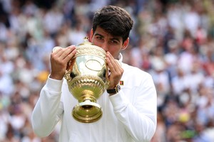 En la reedición de la final de 2023, el español revalidó el título con un aplastante triunfo. Crédito: REUTERS / Paul Childs.