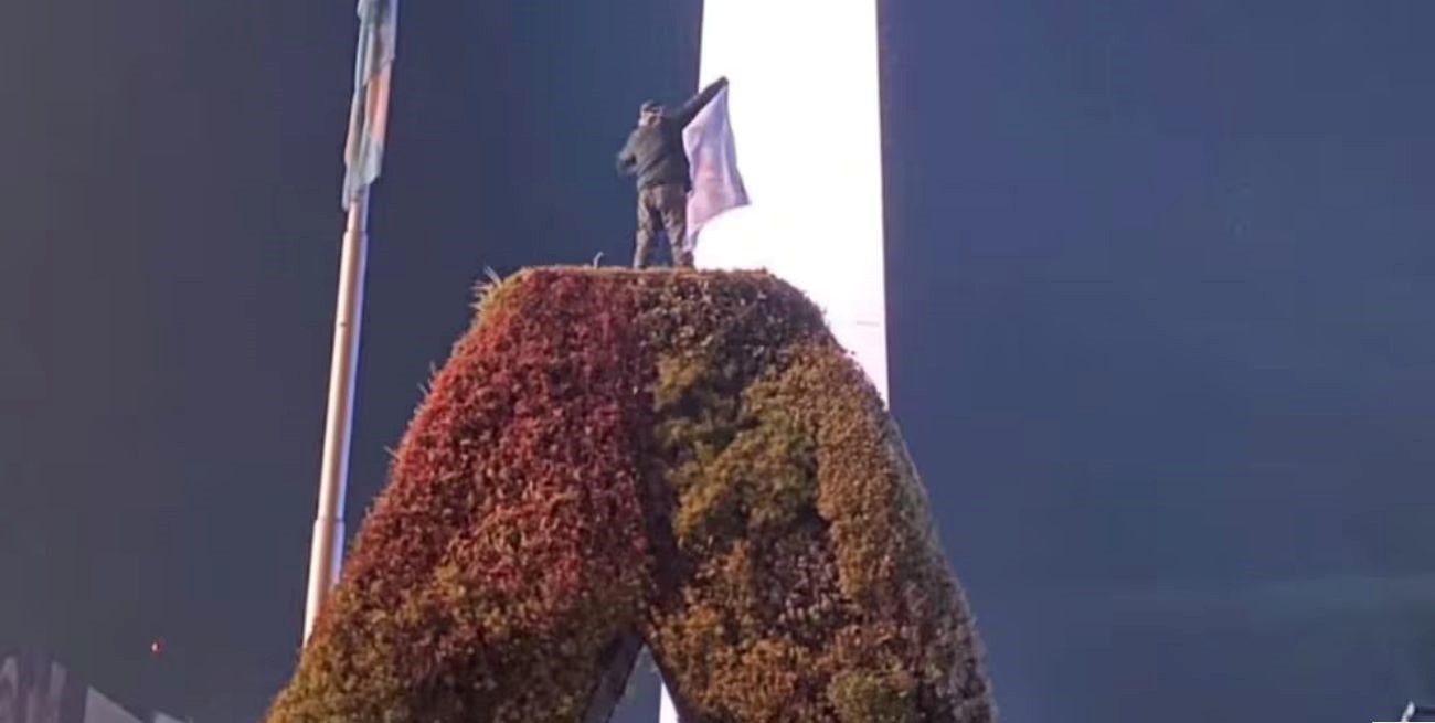 Fatal festejo en el Obelisco por la Copa América: un hombre se trepo a la letra A, se cayó y murió