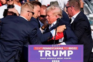 Uno de los focos de atención estuvo puesto en el accionar de los agentes de seguridad de Trump al momento de los disparos. Foto: Agencia