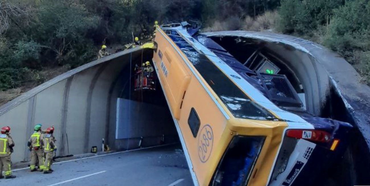 Accidente de colectivo en España: bomberos evacuaron a 47 personas
