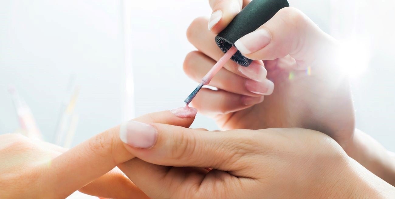 Uñas de cristal: elegancia transparente en manicura con efecto vidrio
