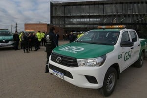 Las camionetas de la GSI ya se ubican en barrio Barranquitas. Foto: Mauricio Garín