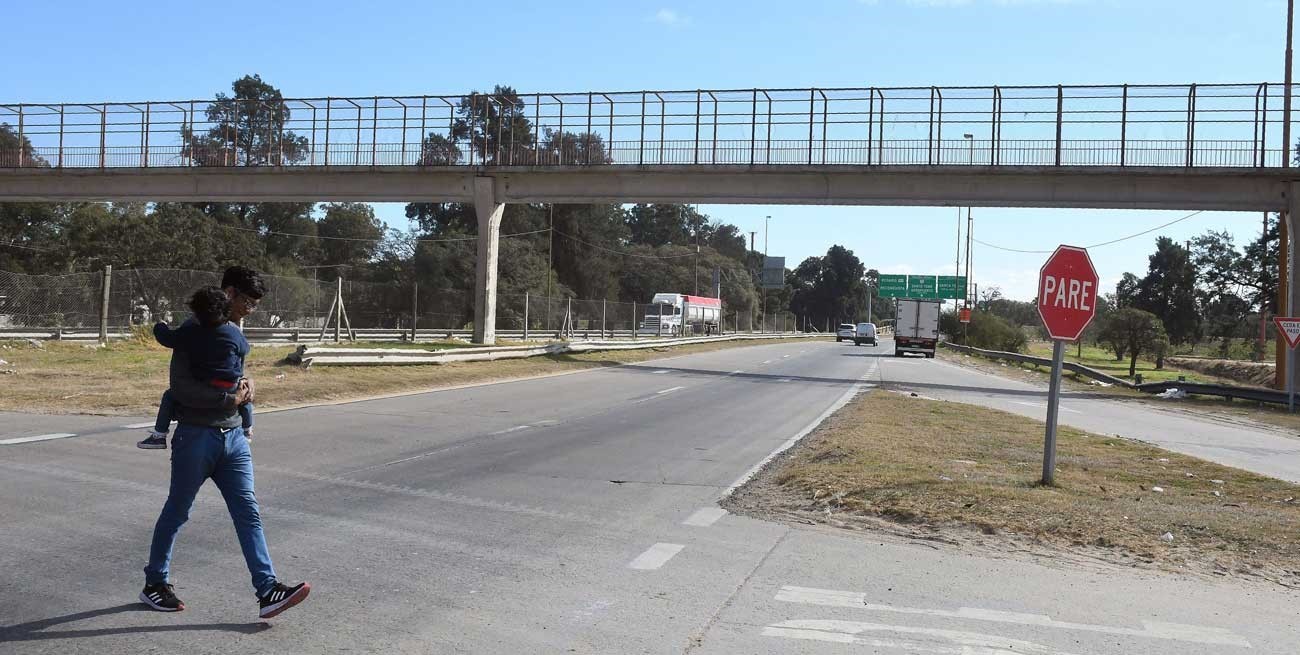 Cruzar por Varadero Sarsotti es un peligro por paso a nivel y poco uso de la pasarela