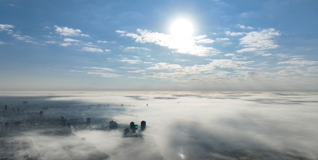 Impactante video: la niebla en la ciudad de Santa Fe desde el drone de El Litoral