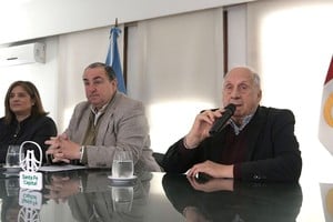El intendente Juan Pablo Poletti; Horacio Roitman, presidente de la Daia Santa Fe; y Larisa Carrera, vicerrectora de la UNL.  Foto: Guillermo Di Salvatore