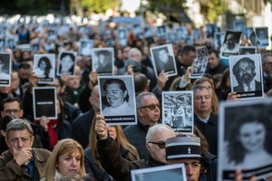 Fotografías en alto. El símbolo del pedido de Justicia por parte de los familiares de las víctimas. Foto: NA