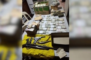 Agentes policiales secuestraron 306.390 dólares; 23.723.340 pesos; y 4.320 euros, además de armas. Foto: Prensa Gobierno