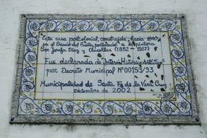 Cerámica informativa sobre la casa, ubicada en San Luis esquina La Rioja, donada por el reconocido artista Peti Lazzarini (1943-2004), con azulejos inspirados libremente en el estilo Talavera de la Reina.