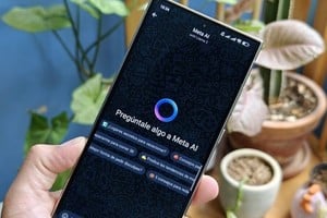 Hoy, en Instagram, Facebook y Whatsapp tenemos la posibilidad de interactuar con MetaAI para, por ejemplo, crear una imagen, pedirle que escriba un mensaje o que resuma un texto.