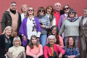 La Promo 73 en uno de sus numerosos encuentros, celebrando décadas de amistad inquebrantable. Crédito: Luis Cetraro.