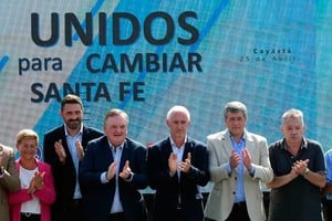 Michlig y Cunha en el centro de la escena. Fue cuando se presentó Unidos en Cayastá, en abril de 2023. Foto: Mauricio Garín