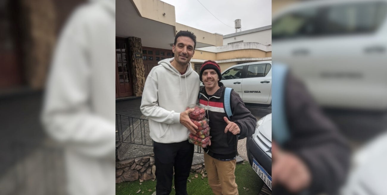 Un periodista corondino viajó a ver a Scaloni, le regaló frutillas y el DT le firmó una gorra