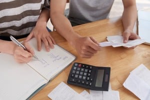 Desde el sector pyme piden flexibilixación de normas laborales y la baja de impuestos. Imagen de Freepik