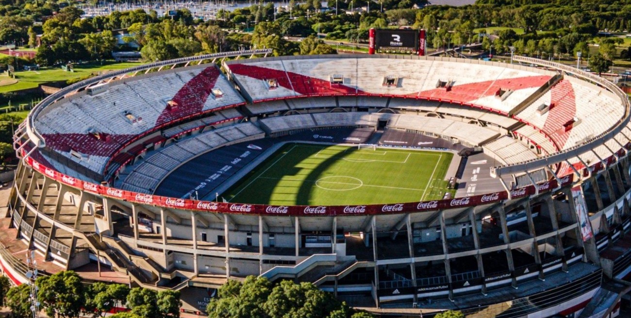 Una hincha de River cayó por la tribuna del Monumental y está grave
