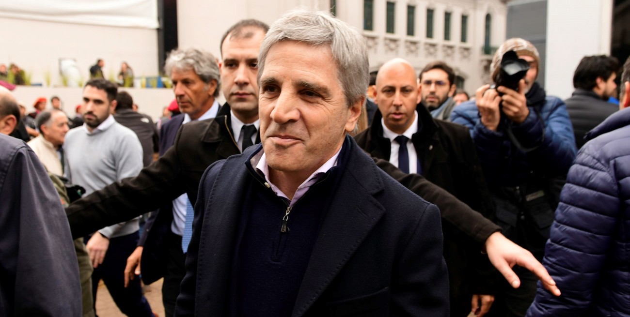 Con Caputo en Washington, el FMI oficializó la reducción de los sobrecargos de deuda