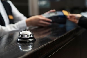 Las dos regiones que concentraron el mayor porcentaje de huéspedes no residentes fueron CABA (57,1 %) y la Patagonia (16,5 %). Imagen en Freepik