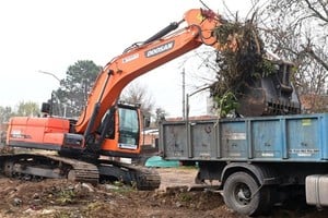La limpieza de canales, no sólo incluye la presencia de maquinaria, sino que también el trabajo artesanal de trabajadores municipales de limpieza de conductos paralelos de menor porte. Foto: Gentileza MCSF