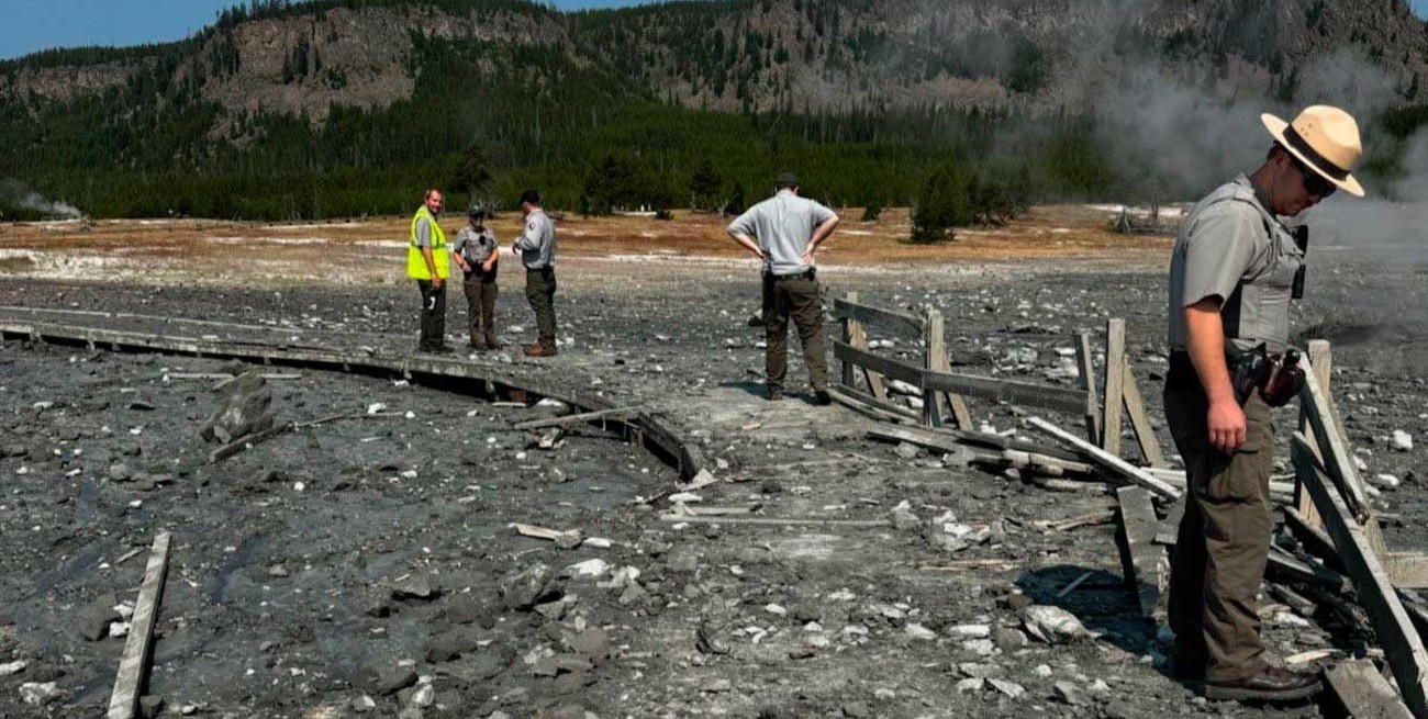 Impactante explosión hidrotermal en Yellowstone obliga a evacuar a turistas