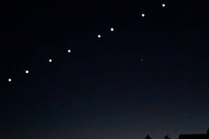 Una línea de satélites Starlink sobrevolando Europa en abril de 2020. Crédito: EarthSky.